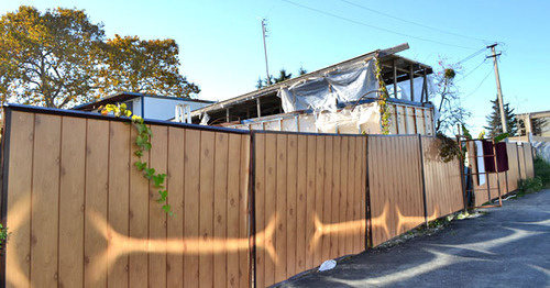 Забор на улице Акаций за которым находится сарай, обустроенный под жилье. Сочи, ноябрь 2014 г. Фото Светланы Кравченко для "Кавказского узла"