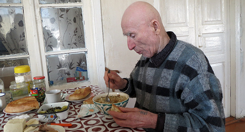 Полностью ослепший 80-летний беженец из Баку Микаел Маилян. Фото Алвард Гриорян для "Кавказского узла" Полностью ослепший 80-летний беженец из Баку Микаел Маилян. Фото Алвард Гриорян для "Кавказского узла"