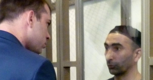 Али Тазиев по кличке "Магас", обвиняемый в нападении на Назрань в 2004 году, общается со своим адвокатом Виктором Ворожейкиным (слева). Ростов-на-Дону, 12 мая 2015 г. Фото Олеси Диановой для "Кавказского узла"
