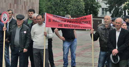 Участники митинга потребовали запретить продажу "Лирики". Нальчик, 18 мая 2015 г. Фото Людмилы Маратовой для "Кавказского узла" Участники митинга потребовали запретить продажу "Лирики". Нальчик, 18 мая 2015 г. Фото Людмилы Маратовой для "Кавказского узла"