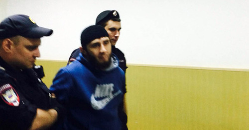 Заура Дадаева ведут по коридору Басманного суда Москвы. Май 2015 г. Фото Юлии Буславской для "Кавказского узла" Заура Дадаева ведут по коридору Басманного суда Москвы. Май 2015 г. Фото Юлии Буславской для "Кавказского узла"