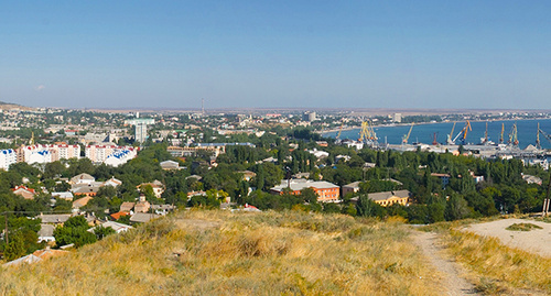 Панорама города Феодосия с горы Тепе-Оба. Фото: https://ru.wikipedia.org/wiki/Феодосия Панорама города Феодосия с горы Тепе-Оба. Фото: https://ru.wikipedia.org/wiki/Феодосия