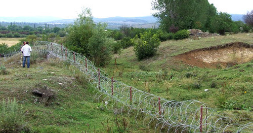 Колючая проволока на границе Южной Осетии и Грузии. Фото Эдиты Бадасян для "Кавказского узла" Колючая проволока на границе Южной Осетии и Грузии. Фото Эдиты Бадасян для "Кавказского узла"