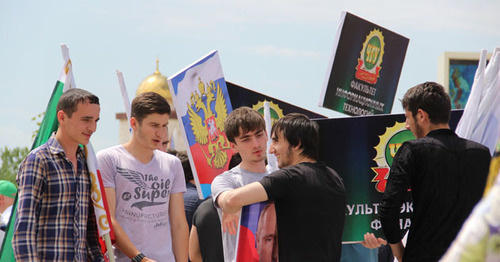 Студенты ЧГУ на митинге в Грозном. Июнь 2015 г. Фото Магомеда Магомедова для "Кавказского узла" Студенты ЧГУ на митинге в Грозном. Июнь 2015 г. Фото Магомеда Магомедова для "Кавказского узла"