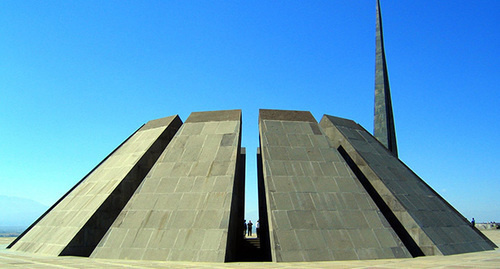 Цицернакаберд. Мемориал геноцида армян. Открыт в 1995 году в Ереване. Фото: https://xenos.finhosting.fi/nph-proxy.cgi/111100A/http/www.fergananews.com/articles/8504 Цицернакаберд. Мемориал геноцида армян. Открыт в 1995 году в Ереване. Фото: https://xenos.finhosting.fi/nph-proxy.cgi/111100A/http/www.fergananews.com/articles/8504