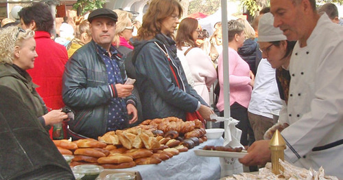 Тбилисоба, День города Тбилиси, отмечался в московском саду "Эрмитаж". На снимке: посетители Тбилисобы возле прилавка с продукцией ресторана грузинской кухни. Москва, 4 октября 2015 г. Фото Алины Пущиной для "Кавказского узла" Тбилисоба, День города Тбилиси, отмечался в московском саду "Эрмитаж". На снимке: посетители Тбилисобы возле прилавка с продукцией ресторана грузинской кухни. Москва, 4 октября 2015 г. Фото Алины Пущиной для "Кавказского узла"