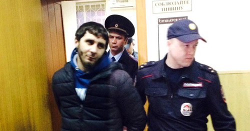 Сотрудники полиции ведут Заура Дадаева по коридору суда. Москва, апрель 2015 г. Фото Юлии Буславской для "Кавказского узла" Сотрудники полиции ведут Заура Дадаева по коридору суда. Москва, апрель 2015 г. Фото Юлии Буславской для "Кавказского узла"