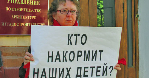 Наталья Симченко во время одиночного пикета против закрытия вагонного депо Астрахани. 13 октября 2015 г. Фото Вячеслава Ященко для "Кавказского узла" Наталья Симченко во время одиночного пикета против закрытия вагонного депо Астрахани. 13 октября 2015 г. Фото Вячеслава Ященко для "Кавказского узла"