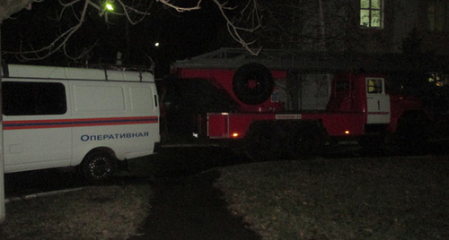 Автомобили МЧС во время ликвидации пожара. Фото: http://23.mchs.gov.ru/operationalpage/operational/item/3256005/ Автомобили МЧС во время ликвидации пожара. Фото: http://23.mchs.gov.ru/operationalpage/operational/item/3256005/