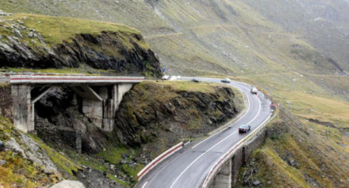 Дорога в горах. Фото: http://osinform.org/24297-severnyj-kavkaz-i-abxaziyu-soedinit-tunnel.html Дорога в горах. Фото: http://osinform.org/24297-severnyj-kavkaz-i-abxaziyu-soedinit-tunnel.html