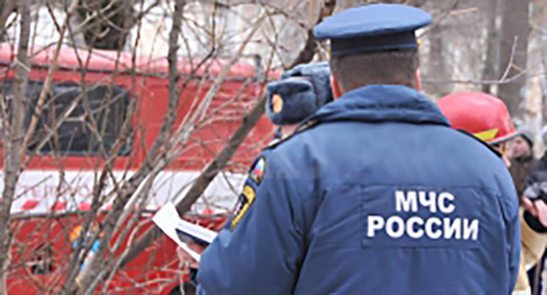 Сотрудник МЧС на ликвидации пожара. Фото: http://30.mchs.gov.ru/operationalpage/operational/item/3359298/ Сотрудник МЧС на ликвидации пожара. Фото: http://30.mchs.gov.ru/operationalpage/operational/item/3359298/