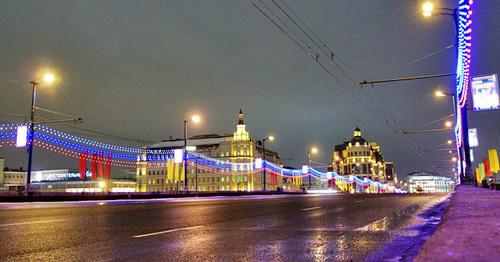 Большой Москворецкий мост, вид в сторону улицы Малой Ордынки, где жил Немцов. Москва. Фото: Alessio Damato https://ru.wikipedia.org/ Большой Москворецкий мост, вид в сторону улицы Малой Ордынки, где жил Немцов. Москва. Фото: Alessio Damato https://ru.wikipedia.org/