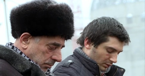 Сулейман Газалиев и его сын Сайд Эмин во время публичного осуждения на площади в Шали. 15 января 2016 года. Фото: кадр из сюжета телеканала "Грозный" Сулейман Газалиев и его сын Сайд Эмин во время публичного осуждения на площади в Шали. 15 января 2016 года. Фото: кадр из сюжета телеканала "Грозный"