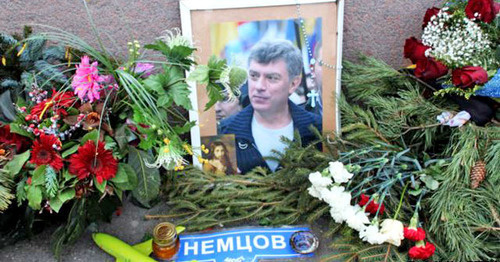 Цветы и портрет на месте убийства Немцова. Москва. Фото: Mumin Shakirov (RFE/RL) Цветы и портрет на месте убийства Немцова. Москва. Фото: Mumin Shakirov (RFE/RL)
