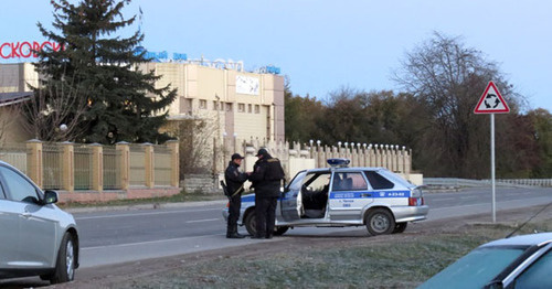 Сотрудники полиции на улицах селения Чегем-2. Фото http://nac.gov.ru/