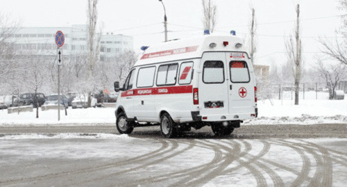 Машина Скорой помощи на улице Волгограда. Фото: http://bloknot-volgograd.ru/news/v-volgograde-skoraya-pomoshch-rabotaet-v-usilennom-696656?sphrase_id=379302 Машина Скорой помощи на улице Волгограда. Фото: http://bloknot-volgograd.ru/news/v-volgograde-skoraya-pomoshch-rabotaet-v-usilennom-696656?sphrase_id=379302