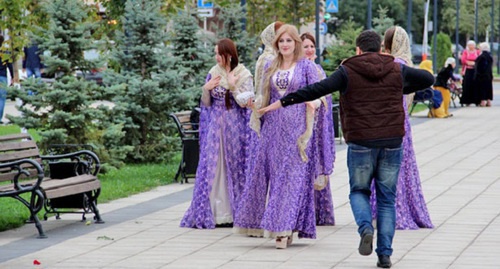 Мужчина в Грозном исполнил национальный танец при виде девушек в национальных костюмах. Фото: Магомеда Магомедова для "Кавказского узла" Мужчина в Грозном исполнил национальный танец при виде девушек в национальных костюмах. Фото: Магомеда Магомедова для "Кавказского узла"