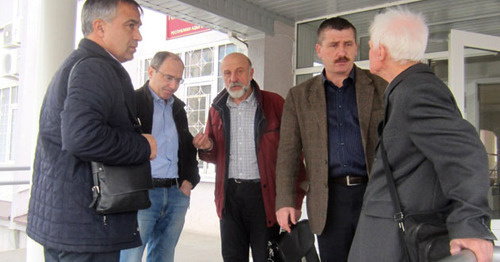 Валерий Бриних (второй справа) с группой поддержки после окончания заседания Майкопского городского суда. 2 марта 2016 г. Фото: Александр Петин Валерий Бриних (второй справа) с группой поддержки после окончания заседания Майкопского городского суда. 2 марта 2016 г. Фото: Александр Петин
