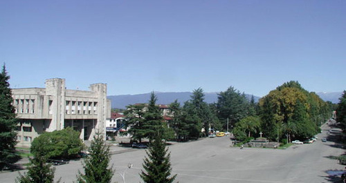 Площадь в Зугдиди. Фото: https://ru.wikipedia.org/wiki/Зугдиди#/media/File:Sugdidi.jpg Площадь в Зугдиди. Фото: https://ru.wikipedia.org/wiki/Зугдиди#/media/File:Sugdidi.jpg