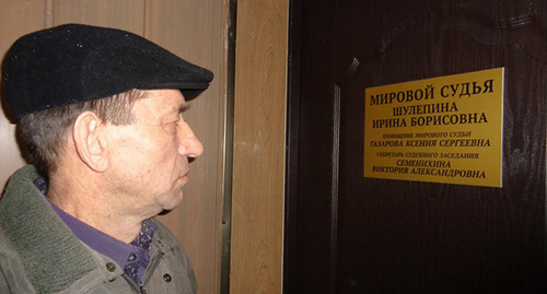 Василий Кожевников у входа в кабинет судьи. Фото Светланы Кравченко для "Кавказского узла" Василий Кожевников у входа в кабинет судьи. Фото Светланы Кравченко для "Кавказского узла"