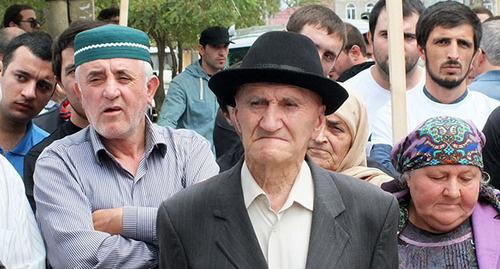 Участники митинга с требованием смены городской власти в Буйнакске. 25.08.2015. Фото Патимат Махмудовой для "Кавказского узла"