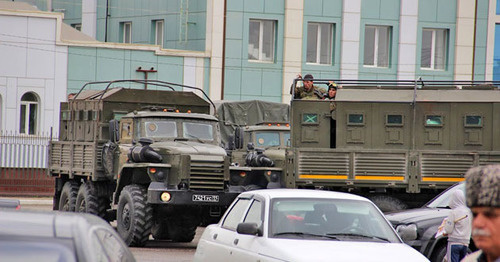 Военная техника в центре Грозного. Фото Магомеда Магомедова для "Кавказского узла" Военная техника в центре Грозного. Фото Магомеда Магомедова для "Кавказского узла"
