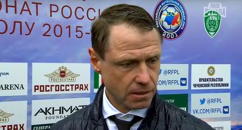 Тренер ФК "Краснодар" Олег Кононов после броска предмета с трибуны. Скриншот интервью, Youtube.com/user/rfpltvchannel Тренер ФК "Краснодар" Олег Кононов после броска предмета с трибуны. Скриншот интервью, Youtube.com/user/rfpltvchannel