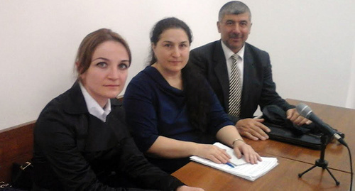 Слева направо - адвокат Фатима Салпагарова, Лейла Аркелова и общественный защитник Курман-Алм Болатчиев в Черкесском горсуде 21.04.2016. Фото Аси Капаевой для "Кавказского узла" Слева направо - адвокат Фатима Салпагарова, Лейла Аркелова и общественный защитник Курман-Алм Болатчиев в Черкесском горсуде 21.04.2016. Фото Аси Капаевой для "Кавказского узла"