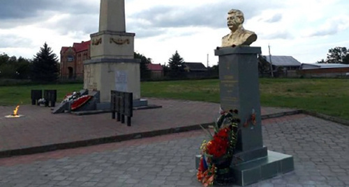 Бюст Сталину в селении Озрек Лескенского района Кабардино-Балкарии. Фото: http://kavtoday.ru/14356
© www.kavtoday.ru.