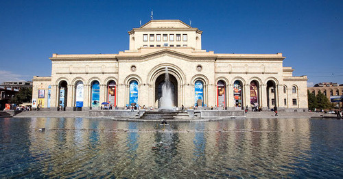 «Поющие фонтаны» на Площади Республики. Ереван. Фото: EvgenyGenkin https://ru.wikipedia.org/ «Поющие фонтаны» на Площади Республики. Ереван. Фото: EvgenyGenkin https://ru.wikipedia.org/