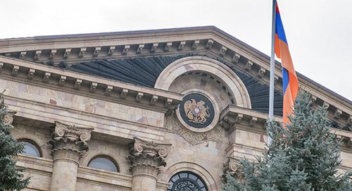 Флаг Армении на здании парламента. Фото: © Sputnik/ Асатур Есаянц, http://sputnikarmenia.ru/economy/20160615/3885809.html
