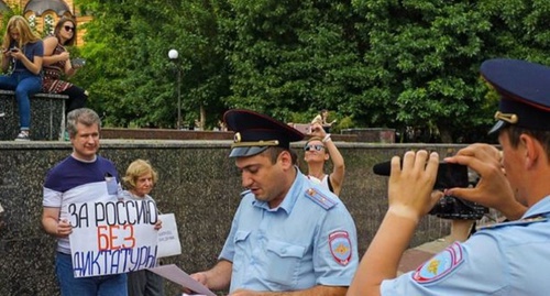Полицейские на акции "За Россию без диктатуры". Ростов-на-Дону, 13 июня 2016 года. Фото: Георгий Бакунин, RFE/RL Полицейские на акции "За Россию без диктатуры". Ростов-на-Дону, 13 июня 2016 года. Фото: Георгий Бакунин, RFE/RL