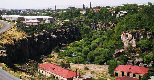Город Аштарак. Фото: Liveon001 © Travis K. Witt https://ru.wikipedia.org/ Город Аштарак. Фото: Liveon001 © Travis K. Witt https://ru.wikipedia.org/