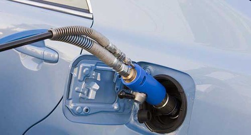 Заправка автомобиля газом. Фото: http://alau.kz/v-kostanajskoj-oblasti-rekomenduyut-perevodit-avto-na-gaz/ Заправка автомобиля газом. Фото: http://alau.kz/v-kostanajskoj-oblasti-rekomenduyut-perevodit-avto-na-gaz/