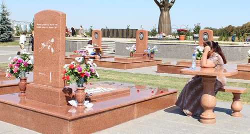 Мемориальное кладбище Беслана, где похоронены жертвы теракта. Беслан, 1 сентября 2016 года. Фото Эммы Марзоевой для "Кавказского узла". Мемориальное кладбище Беслана, где похоронены жертвы теракта. Беслан, 1 сентября 2016 года. Фото Эммы Марзоевой для "Кавказского узла".