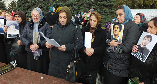 Участницы митинга зачитывают свое обращение к В. Путину. Фото Патимат Махмудовой для "Кавказского узла"