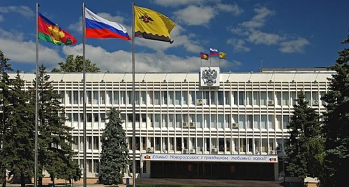 Здание мэрии Новороссийска. Фото: http://admnvrsk.ru/o-gorode/novosti/glavnye-novosti/news-20161128190847-542132/ Здание мэрии Новороссийска. Фото: http://admnvrsk.ru/o-gorode/novosti/glavnye-novosti/news-20161128190847-542132/