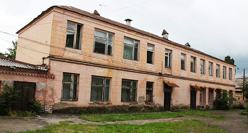 Здание филармонии в Нальчике. Фото: http://inalchik.ru/ugolovnoe-delo-v-otnoshenii-byivshih-vyisokopostavlennyih-chinovnikov-kbr-napravleno-v-sud/ Здание филармонии в Нальчике. Фото: http://inalchik.ru/ugolovnoe-delo-v-otnoshenii-byivshih-vyisokopostavlennyih-chinovnikov-kbr-napravleno-v-sud/