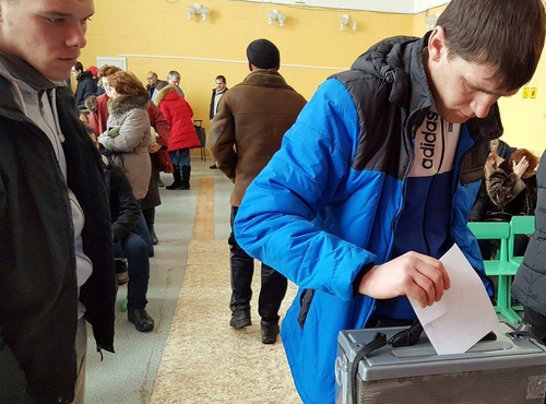 Житель Гумрака голосует на сходе жителей поселка. 11 февраля 2017 года. Фото Алексея Ульянова для "Кавказского узла". Житель Гумрака голосует на сходе жителей поселка. 11 февраля 2017 года. Фото Алексея Ульянова для "Кавказского узла".