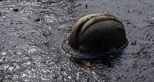 Защитная каска нефтяника. Фото: http://sputnik.az/radio/20151208/402940502.html Защитная каска нефтяника. Фото: http://sputnik.az/radio/20151208/402940502.html