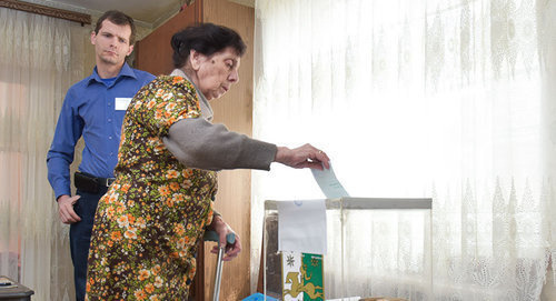 Выборы в Абхазии © Sputnik / Томас Тхайцук
: http://sputnik-abkhazia.ru/Abkhazia/20170326/1020698077/urna-na-vynos-izbirateli-suxuma-smogli-progolosovat-i-na-domu.html