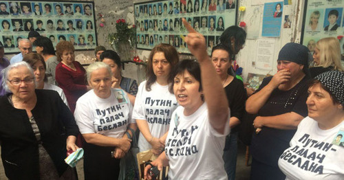 Участницы акции протеста в спортзале школы №1 в сентябре 2016 года.  Фото: Диана Хачатрян http://www.president-sovet.ru/


