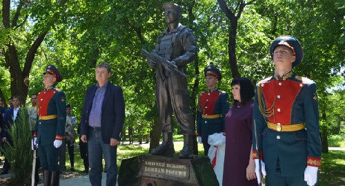 Памятник Александру Позыничу в Новочеркасске, 26 мая 2017 г. Фото: novochgrad.ru/news/20601-vladimir-kirgincev-aleksandr-pozynich-primer-dlya-nashego-podrastayuschego-pokoleniya.html Памятник Александру Позыничу в Новочеркасске, 26 мая 2017 г. Фото: novochgrad.ru/news/20601-vladimir-kirgincev-aleksandr-pozynich-primer-dlya-nashego-podrastayuschego-pokoleniya.html