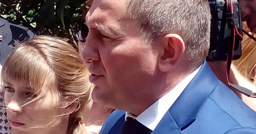 Встреча Андрея Бочарова с жителями разрушенного дома. Волгоград, 16 июня 2017 г. Фото Татьяны Филимоновой для "Кавказского узла"