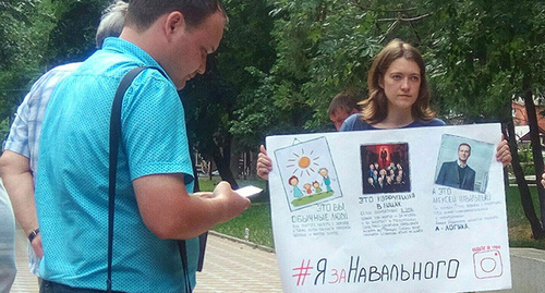 Координатор ростовского штаба Навального Елена Куликова с плакатом. Фото Константина Волгина для "Кавказского узла" Координатор ростовского штаба Навального Елена Куликова с плакатом. Фото Константина Волгина для "Кавказского узла"