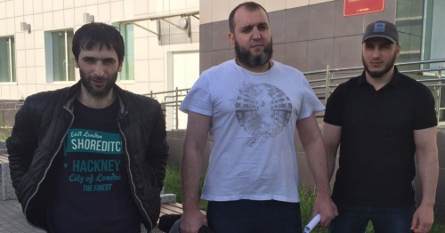 Хамид Ражапов и братья Цетиевы - Хусейн и Саид-Магомед у здания Щербинского суда 27 июня 2017 года. Фото: Татьяна Гантимурова для ""кавказского узла". Хамид Ражапов и братья Цетиевы - Хусейн и Саид-Магомед у здания Щербинского суда 27 июня 2017 года. Фото: Татьяна Гантимурова для ""кавказского узла".