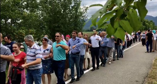 Участники массового исполнения национального танца «симд» вокруг рощи Хетага. Владикавказ, 9 июля 2017 г. Фото Эммы Марзоевой для "Кавказского узла" Участники массового исполнения национального танца «симд» вокруг рощи Хетага. Владикавказ, 9 июля 2017 г. Фото Эммы Марзоевой для "Кавказского узла"