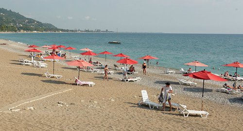 Пляж в Гаграх. Фото Sputnik. Илона Хварцкия
 http://sputnik-abkhazia.ru/columnists/20170622/1021296018/pochemu-abxazskaya-turotrasl-ne-slyshit-potrebitelya.html