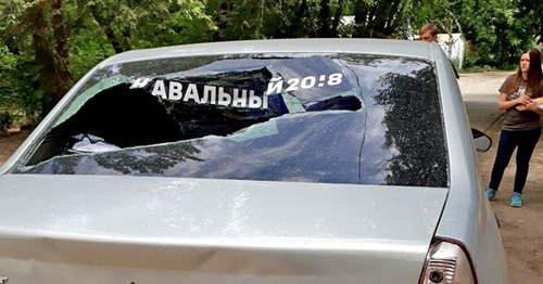 Неизвестные разбили машину с наклейкой Навальный 2018. Астрахань, 20 июля 2017 г. Фото Елены Гребенюк для "Кавказского узла" Неизвестные разбили машину с наклейкой Навальный 2018. Астрахань, 20 июля 2017 г. Фото Елены Гребенюк для "Кавказского узла"