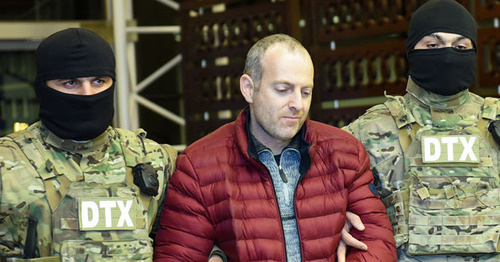 Блогер Александр Лапшин в сопровождении сотрудников Генпрокуратуры. Баку, февраль 2017 г. Фото: SPUTNIK / MURAD ORUJOV


